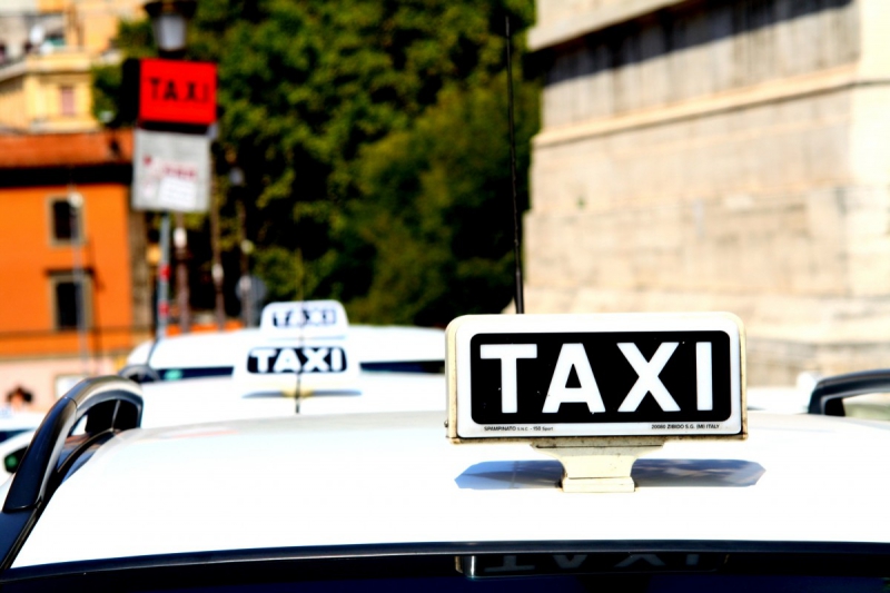 taxis-MASSOINS-min_taxi_auto_rome_road_white-1051610